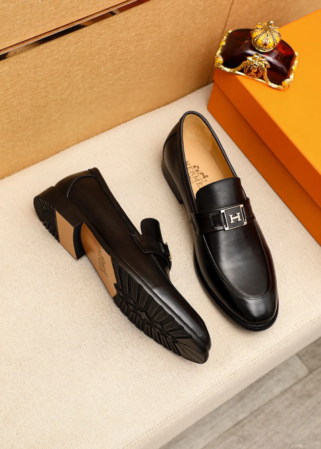 Men's shoes 💰442 💐 Product trademark: HERMES "Hermès" casual leather shoes Regular size: 38-44 (45🉑️customized) Product materials: Selected imported first-layer calfskin upper + luxury hardware buckle, imported water-dyed 🐂 cowhide lining. Strong three-dimensional visual effect, combined outsole Color: 1⃣️color optional